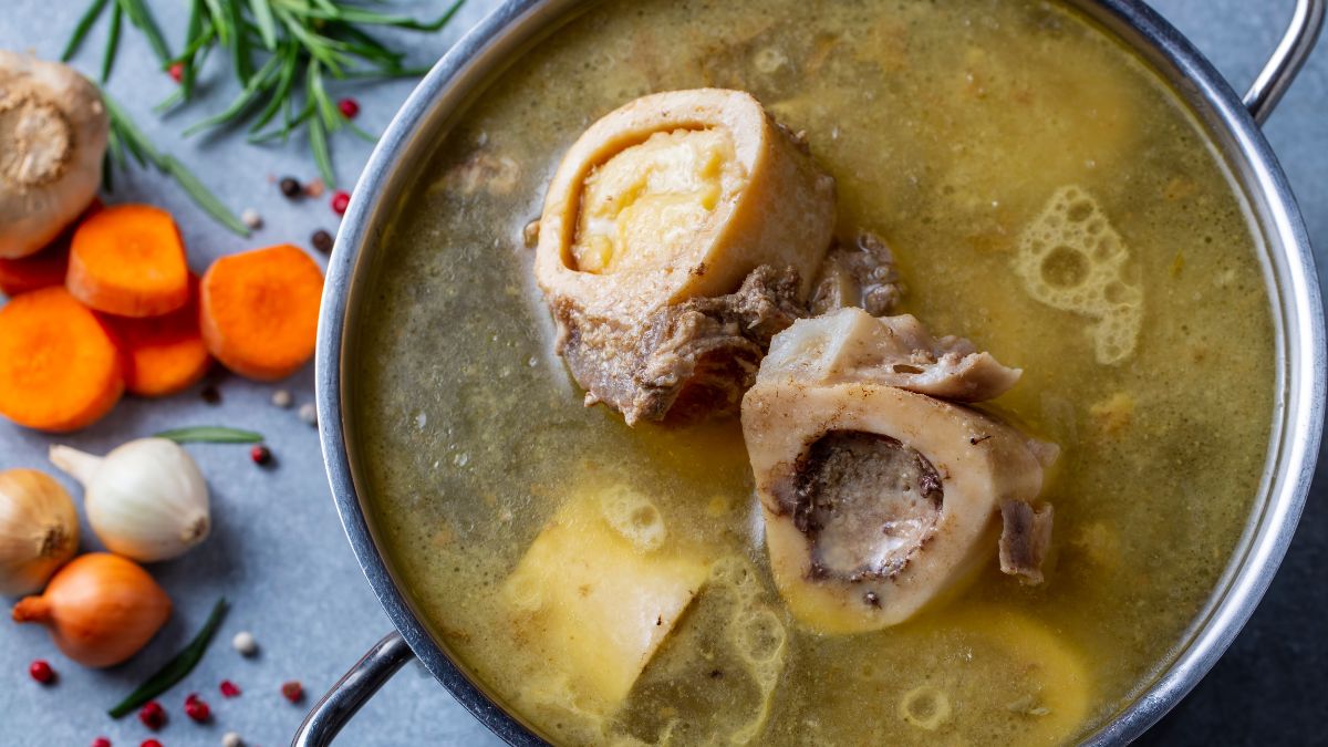 Prepara un caldo de huesos casero 