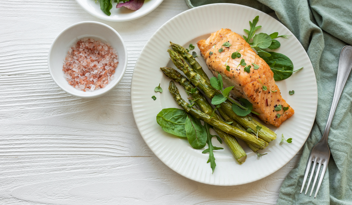 Un estudio sueco-chino muestra que el consumo regular de pescado está asociado con mejores resultados en pacientes con esclerosis múltiple.