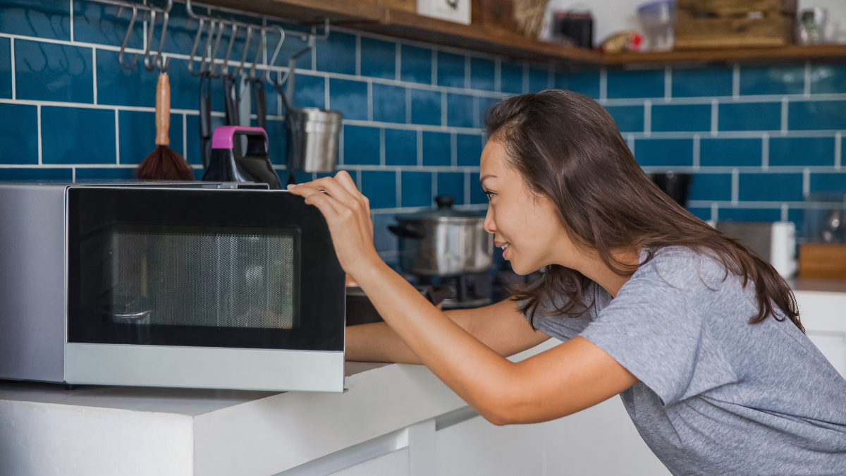 3 razones por las que nunca deberías calentar leche en el microondas