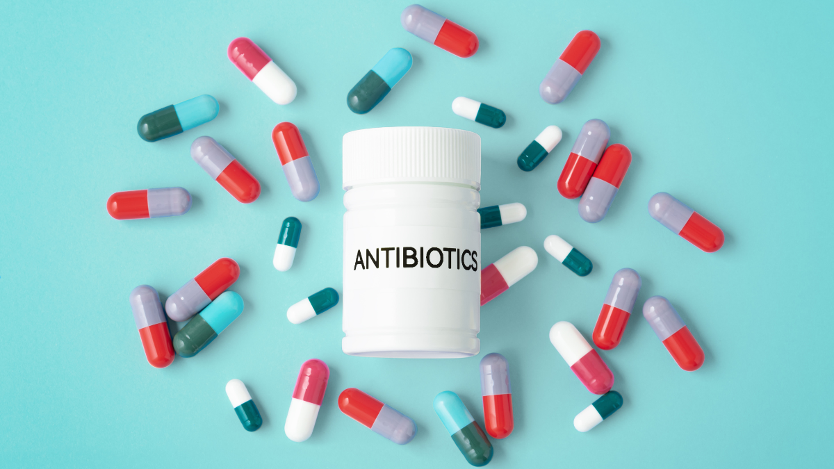 antibióticos causan estreñimiento, Conoce la relación entre antibióticos y estreñimiento. Un experto comparte consejos para cuidar tu salud digestiva mientras tomas medicación.