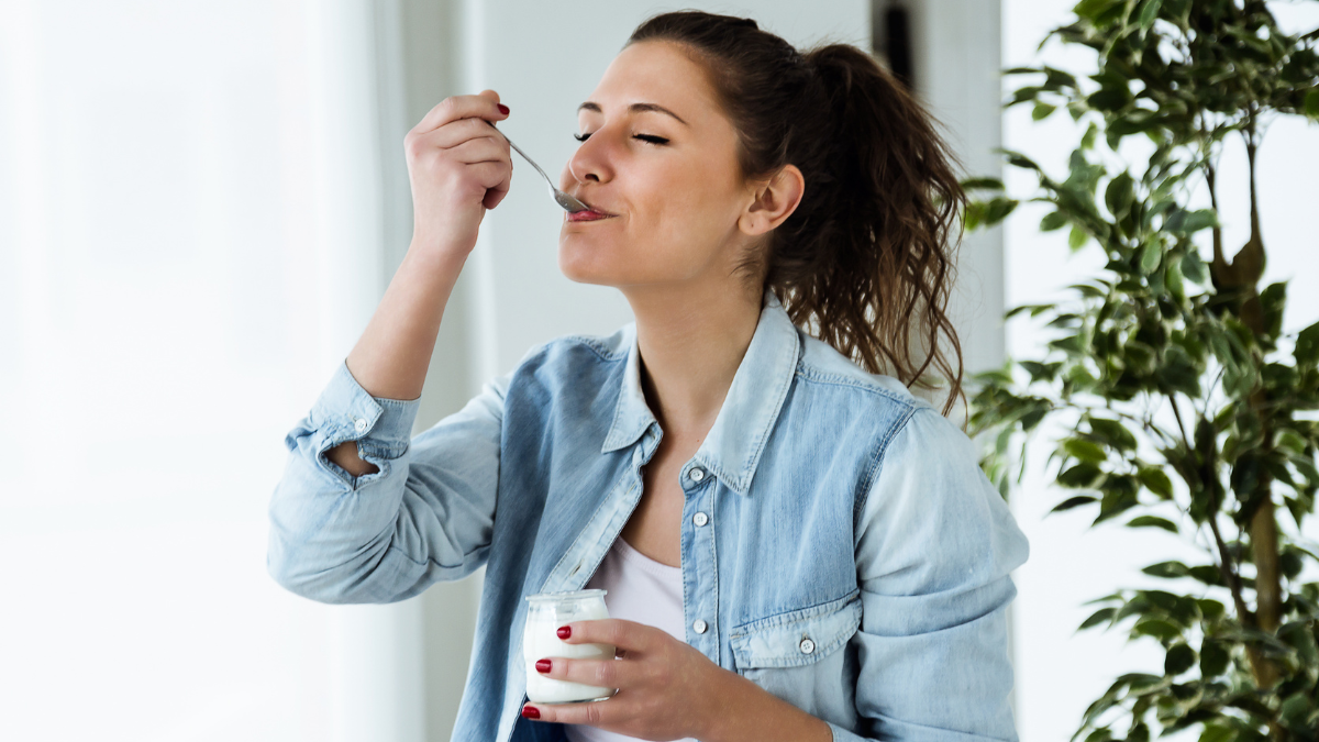 Comer yogur en el desayuno