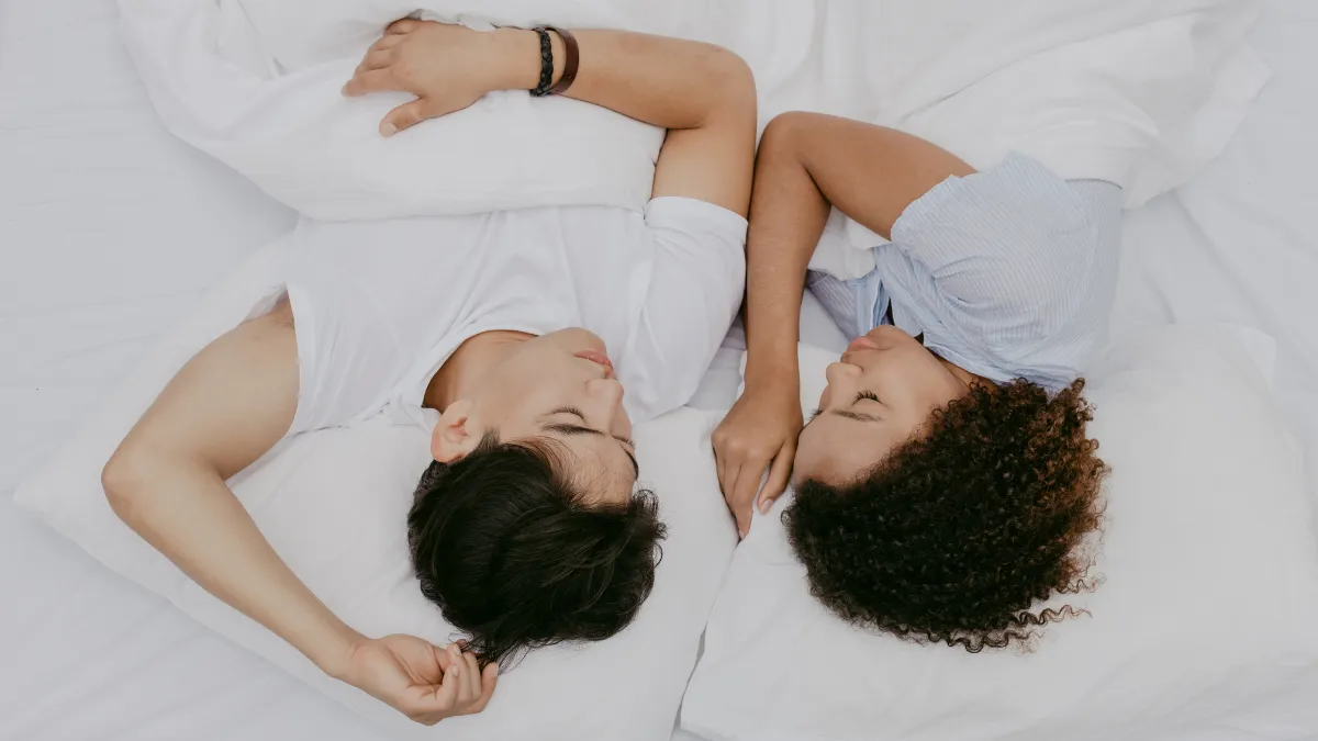 El divorcio del sueño, o sleep divorce como se conoce en inglés, consiste en que las parejas duerman en camas o dormitorios separados para mejorar la calidad del sueño.
