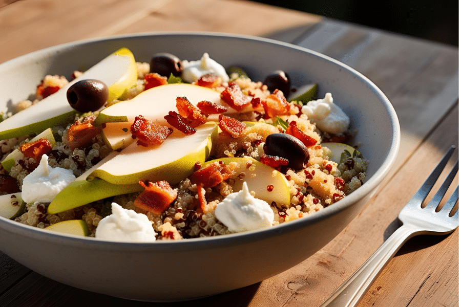 Ensalada de quinoa con peras, tocino, aceitunas y queso de cabra
