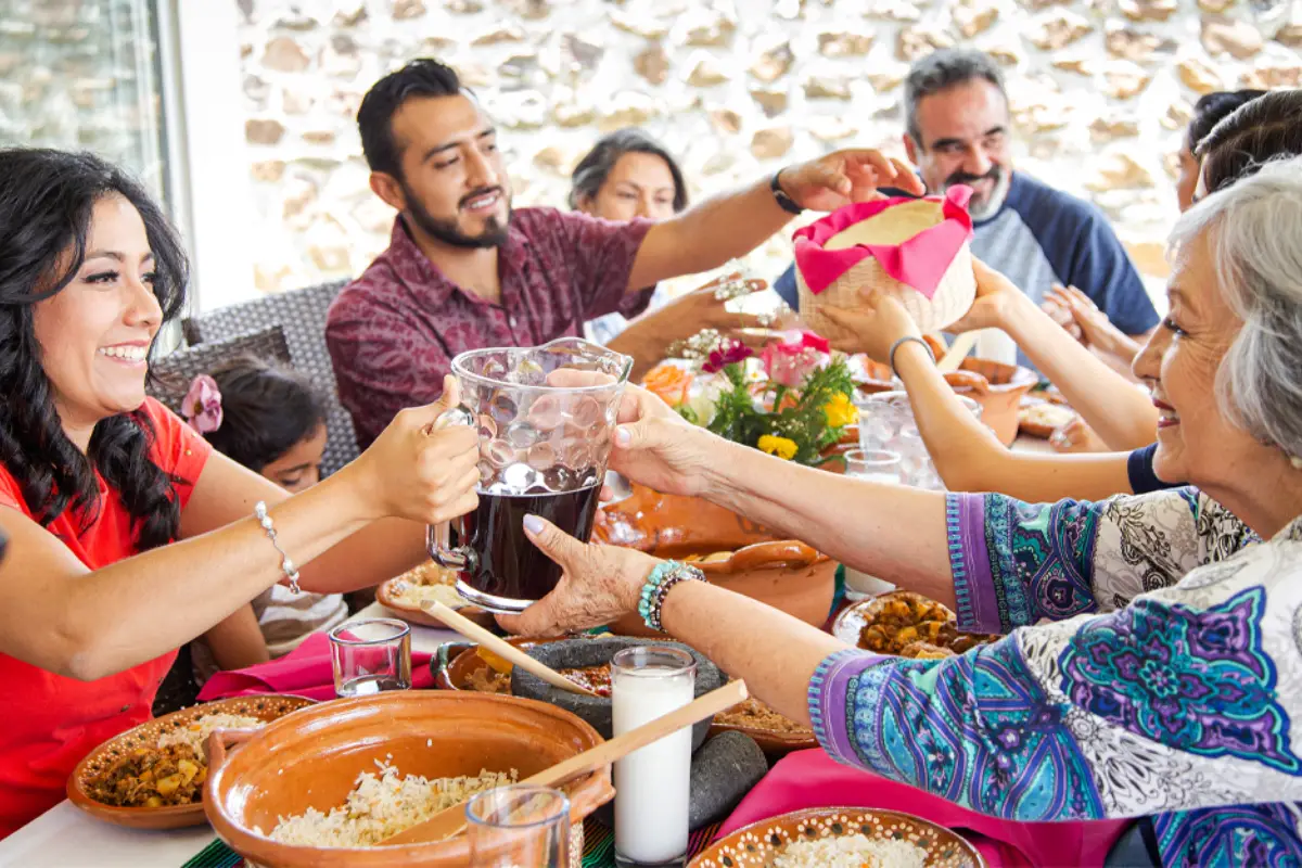 Una familia mexicana moderna disfruta comidas balanceadas, con frutas, verduras y opciones saludables en cada plato.
